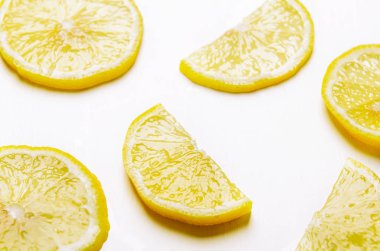 Beyaz arka plan üzerinde sulu sarı limon dilimleri. Sağlıklı gıda.