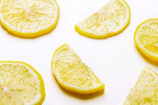 Fette di limone giallo succoso su sfondo bianco. Cibo sano . — Foto Stock