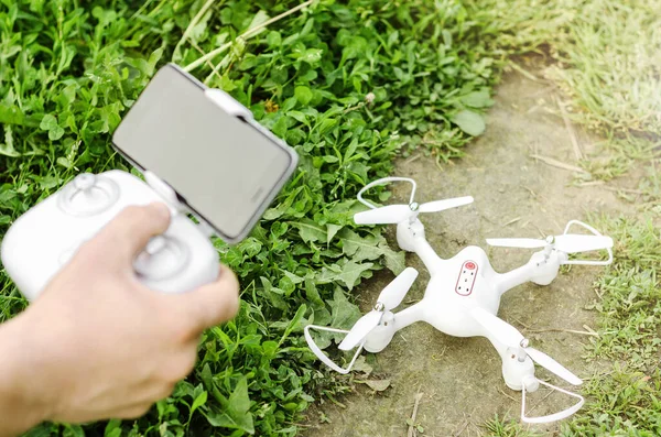 Férfi Kezek Kezében Egy Távirányító Egy Okostelefonnal Egy Quadrocopterből Drón — Stock Fotó
