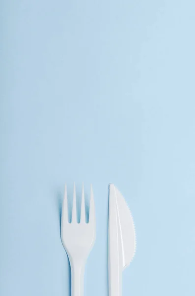 Garfo Descartável Branco Plástico Faca Fundo Azul Conceito Pratos Plástico — Fotografia de Stock