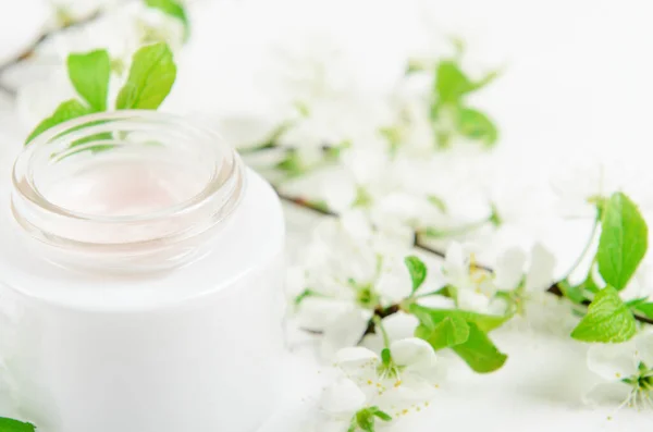 Crema Facial Frasco Blanco Sobre Fondo Blanco Con Pequeñas Flores — Foto de Stock