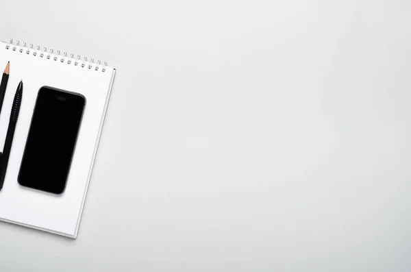 Smartphone Penna Penna Ett Anteckningsblock Grå Bakgrund Kontorsskrivbord Minimal Sammansättning — Stockfoto