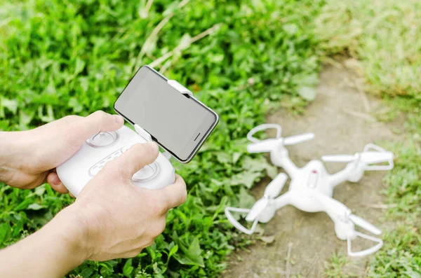 Férfi Kezek Kezében Egy Távirányító Egy Okostelefonnal Egy Quadrocopterből Drón — Stock Fotó