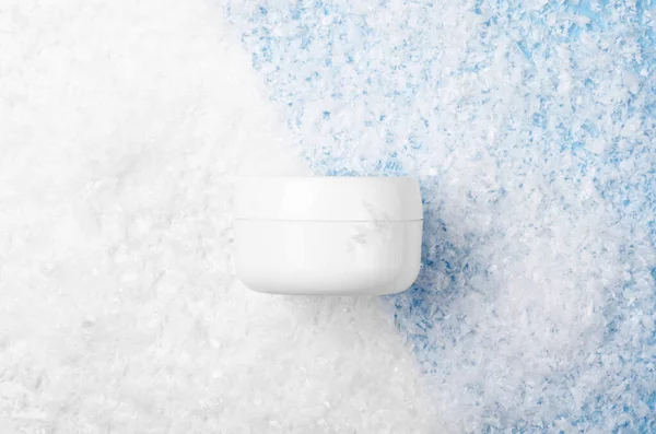 人工雪で白と青の背景にフェイスクリームとホワイトの瓶 化粧品保湿冬製品 コピースペース トップビュー フラットレイアウト — ストック写真