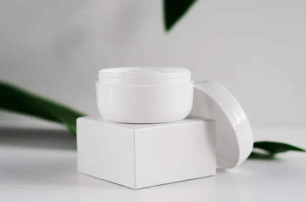 Natuurlijke Cosmetische Crème Pot Groen Zijaanzicht Geopende Witte Plastic Container Stockfoto