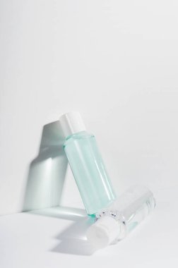 Micellar su, makyaj çıkarıcı şeffaf şişe maketi. Yüz bakımı boş plastik paketler beyaza izole edilmiş. Oje sökücü. Nemlendirici losyon. Kadınların yüz bakımı, temizlik ürünleri..