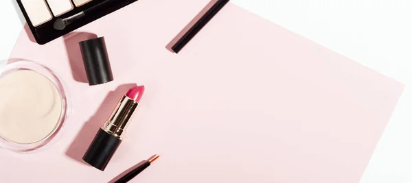 メイク化粧品ピンクのトレンディーな背景にトップビュー コピースペース付きの美しさエレガントな背景 アイシャドウ 顔のケアのためのパウダーアイテム 女性用アクセサリー ファッション魅力の構成 — ストック写真