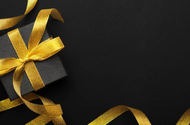 Arka planda pruva manzaralı tatil hediyesi kutusu. Doğum günü sürprizi, Noel hediyesi ve altın bant kapanıyor. Telif alanı ile dekoratif zemin. Şenlikli kompozisyon, sürpriz konsept.