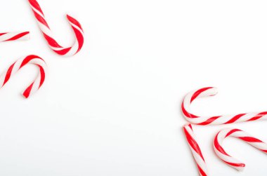 Noel şeker kamışları manzaralı boş bir çerçeve. Beyaz arka planda yeni yıl lolipopları. Kış tatili arkaplanı ve telif alanı. Dekoratif elementlerle Xmas şekerleme bileşimi