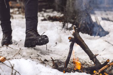 Bir adam kışın yanan şenlik ateşine gider. Yürüyüşü, yürüyüşü, yolculuğu kavra.