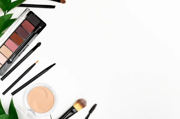 Maquillaje Cosméticos Vista Superior Sobre Fondo Blanco Belleza Fondo Elegante —  Fotos de Stock