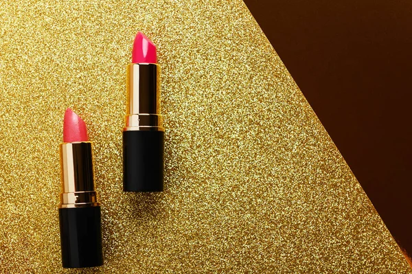 Lipstik Tampilan Atas Pada Latar Belakang Kemerahan Emas Lipglos Merah — Stok Foto