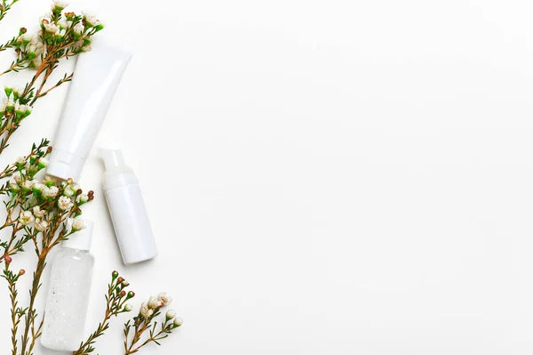 Λευκά Καλλυντικά Μπουκάλια Mockups Λουλούδια Άδειο Φόντο Απομακρυντικό Μακιγιάζ Συσκευή — Φωτογραφία Αρχείου