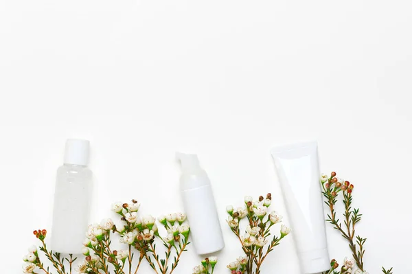 Blanco Cosmetische Flessen Mockups Met Bloemen Lege Achtergrond Make Verwijderaar — Stockfoto