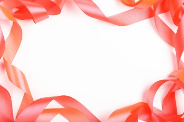 İpek kurdeleler beyaz arkaplanda boş çerçeve üst görünümü. Yukarıdan pembe renkli saten çizgili dekorasyon. Boş bayram oval şekil sınırı. Tebrik kartı, metin alanı ile pankart tasarımı.