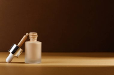 Cilt bakımı için yüz bakım kremi. Siyah arka planda pipeti olan markasız cam şişe. Makyaj için kozmetik ürün. Güzellik ve kozmetoloji konsepti. Uzayı sağ tarafa kopyala