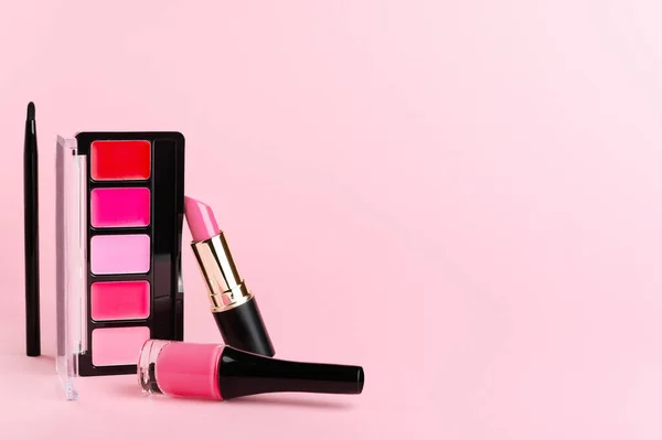 Ajakfény Pirosító Paletta Rúzs Élénk Rózsaszín Háttérrel Dekoratív Kozmetikai Termékek — Stock Fotó