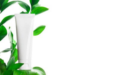 Kozmetik plastik tüp. Diş macunu, besleyici ya da nemlendirici krem, maske ve beyaz arka planda izole edilmiş losyon konteynırı. Boş markasız maket. Organik, çevre dostu kozmetoloji. Boşluğu kopyala.