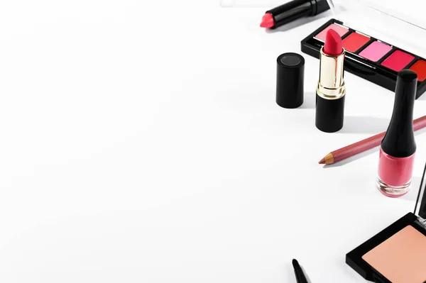 装飾化粧品製品キット ブラッシャーパレット フェイスパウダー リップペンシル メイクブラシと白の背景にネイルポリッシュ 美しさと美容の概念 左側のスペースのコピー — ストック写真
