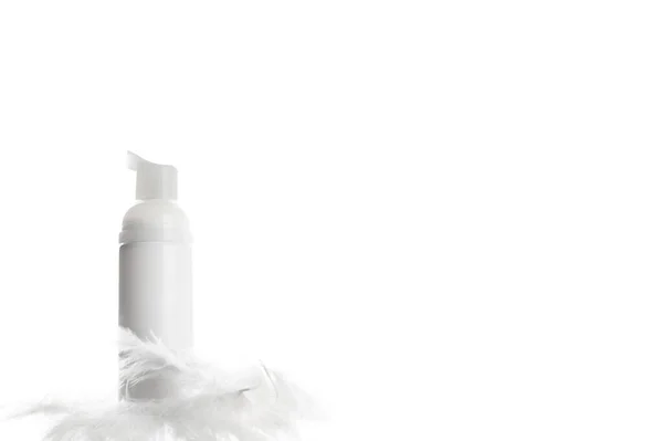 Witte Cosmetica Fles Met Dispenser Flacon Zonder Merk Met Veren — Stockfoto