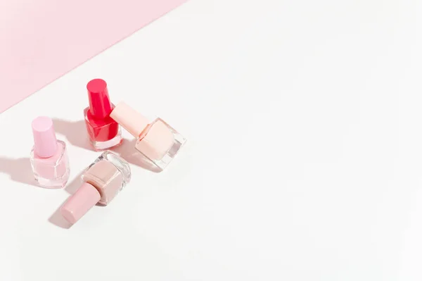 Maniküre Nagellack Kleinen Glasflaschen Set Leuchtend Rote Und Nudefarbene Nagellackfarben — Stockfoto