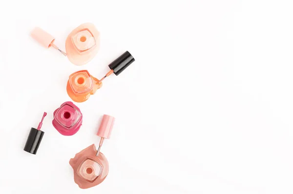 Gießt Likör Aus Nagellack Markenlose Glasflaschen Mit Nagellack Professionelle Kosmetikprodukte — Stockfoto