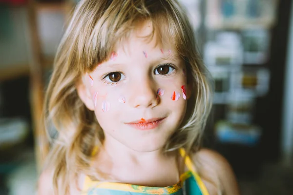 Retrato Niña Adorable Con Pinturas Cara — Foto de Stock