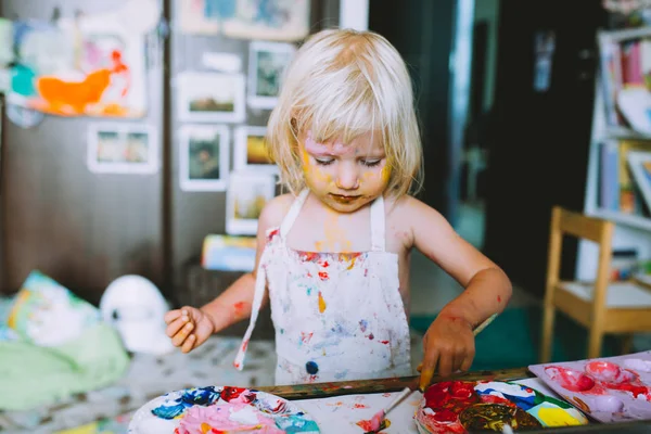 Портрет Очаровательной Малышки Рисунок Красками Дома — стоковое фото