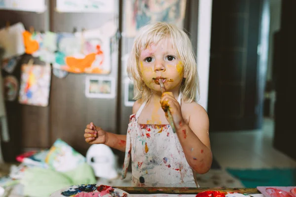 Портрет Очаровательной Малышки Рисунок Красками Дома — стоковое фото