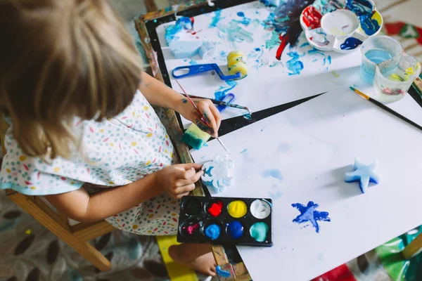 Retrato Adorável Bebê Menina Desenho Com Tintas Casa Vista Superior — Fotografia de Stock