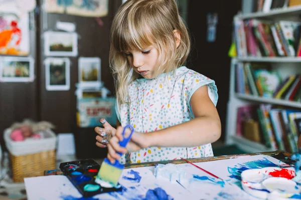 Retrato Adorável Bebê Menina Desenho Com Tintas Casa — Fotografia de Stock