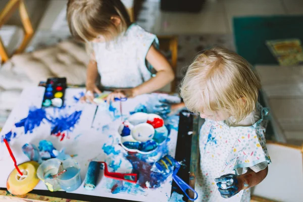 Portrait Joyeux Adorables Petites Filles Dessin Avec Des Peintures Maison — Photo
