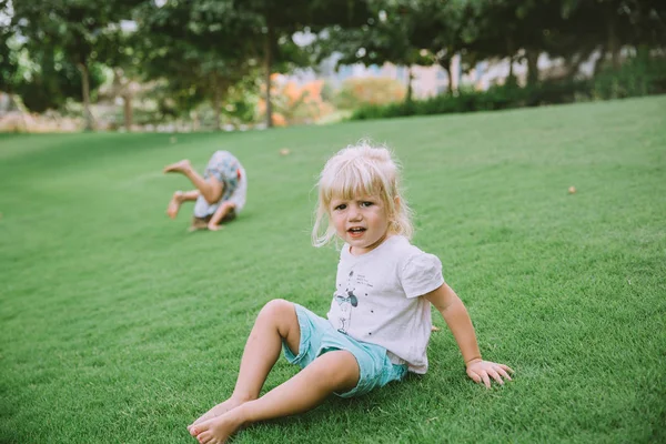 Portrait Adorable Little Girls Having Fun Green Grass — Stock Photo, Image