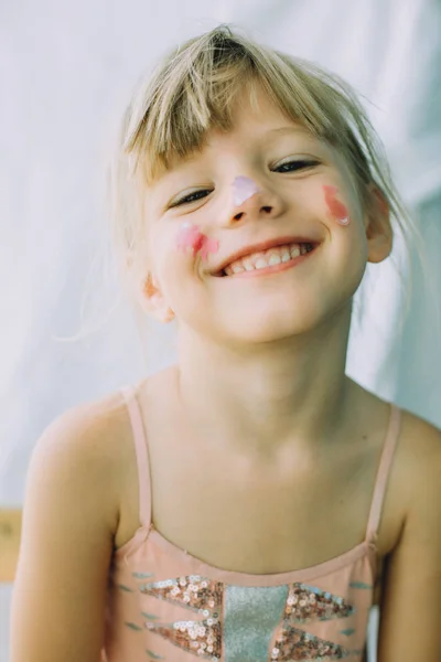 Retrato Adorável Menina Com Rosto Bagunçado Coberto Com Tinta — Fotografia de Stock