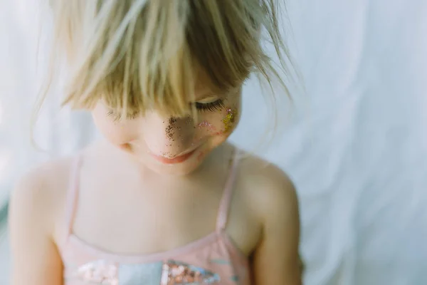 Retrato Niña Adorable Con Cara Desordenada Cubierta Pintura — Foto de Stock