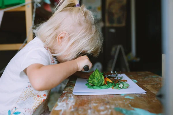 Büyüteç Camı Evde Oynamak Sevimli Küçük Kız Portresi — Stok fotoğraf