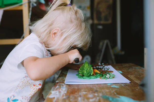 Retrato Adorável Menina Jogando Lupa Casa — Fotografia de Stock