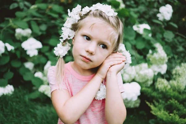 Adorável Menina Com Grinalda Flores Brancas Parque Verão — Fotografia de Stock