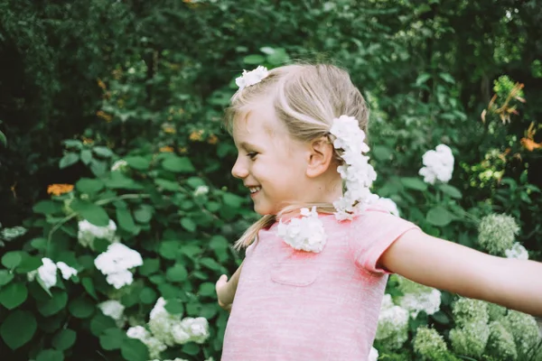 Adorável Menina Com Grinalda Flores Brancas Parque Verão — Fotografia de Stock