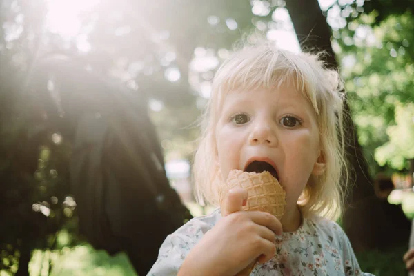 Прелестная Маленькая Девочка Ест Мороженое Летнем Парке — стоковое фото