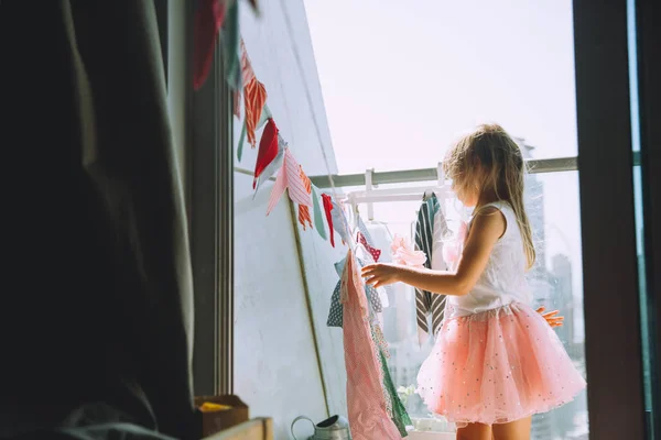 Adorável Menina Pendurado Fora Roupa Dia Ensolarado — Fotografia de Stock