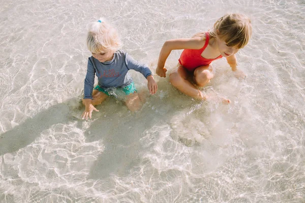 Deux Jolies Petites Sœurs Baignant Mer Sur Une Plage Sable — Photo