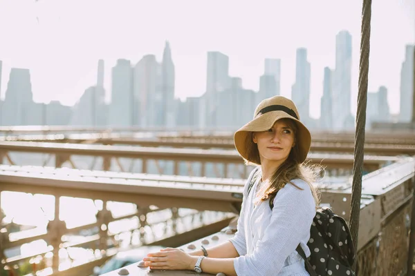 Красивая Молодая Женщина Шляпе Прогулка Дубае — стоковое фото