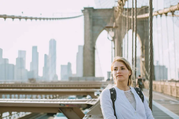 Молодая Женщина Стоящая Бруклинском Мосту Нью Йорке Видом Манхэттен — стоковое фото