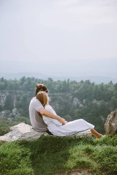 Young Couple Sitting Edge Mountains Beautiful View — Stock Photo, Image