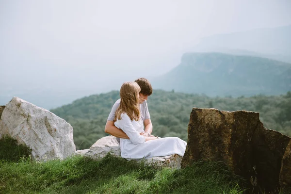 Jeune Couple Assis Sur Bord Des Montagnes Avec Une Belle — Photo