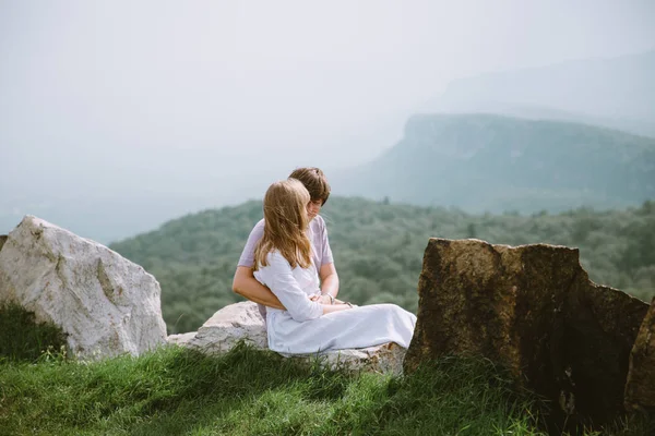 Jeune Couple Assis Sur Bord Des Montagnes Avec Une Belle — Photo