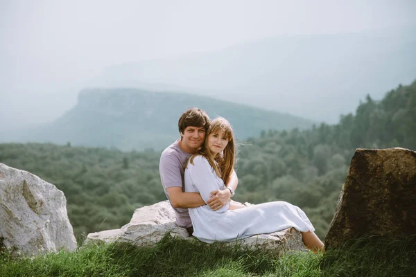 Young Couple Sitting Edge Mountains Beautiful View — Stock Photo, Image