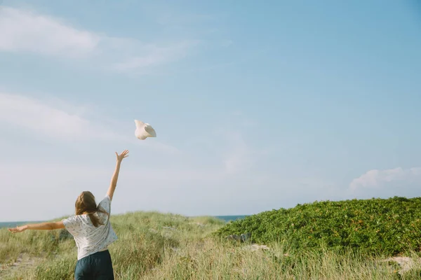 Красивая Молодая Женщина Бросает Шляпу Воздух Летний Пейзаж — стоковое фото
