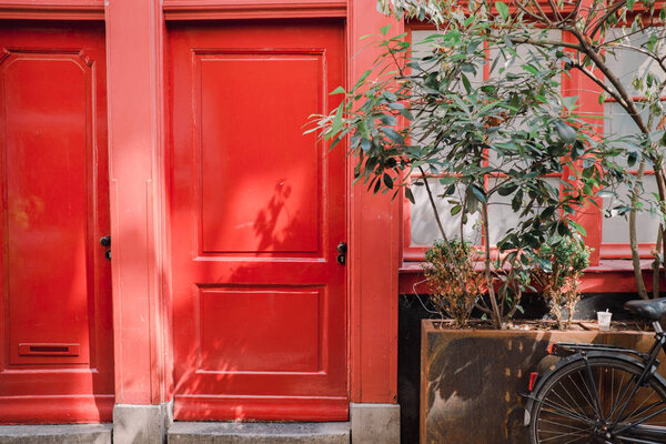 Beautiful Building Antique Red Doors — Stock Photo, Image